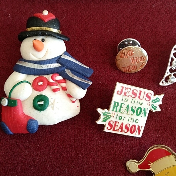 Christmas Themed Pins and Brooches lot of Twelve (12) Pieces Santa Angel Tweety - Picture 4 of 6